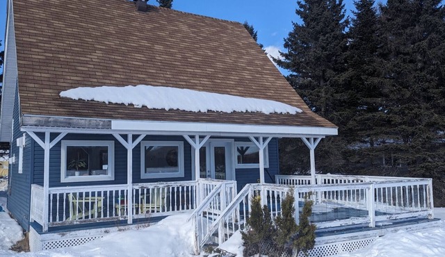 Amazing winter chalet with WiFi in Sainte-Lucie-des-Laurentides. Pets friendly.