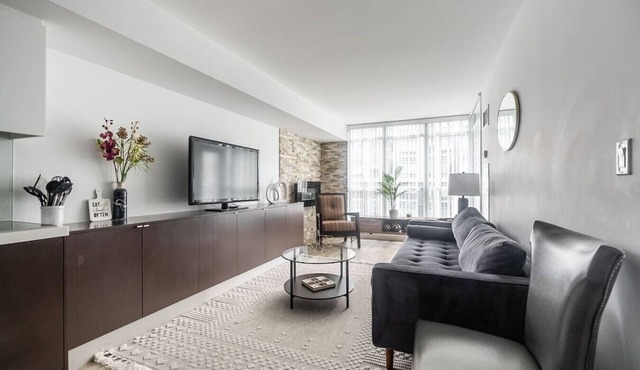 Amazing 2BR Suite - Heart of Toronto - Free Parking