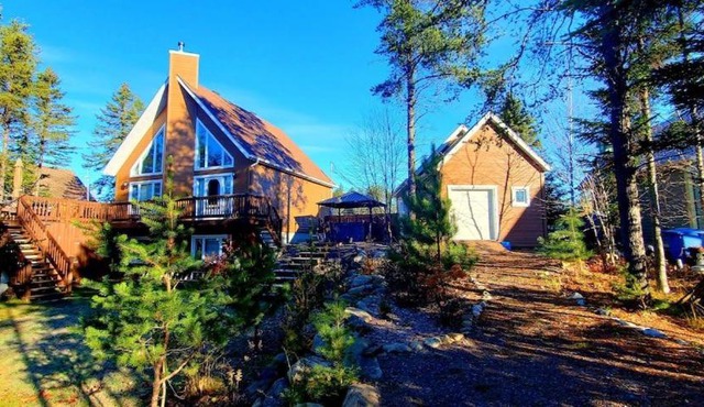 Amazing 3-bedroom entire Chalet-Sauna+lakeview+Spa+BBQ(Best place to relax)