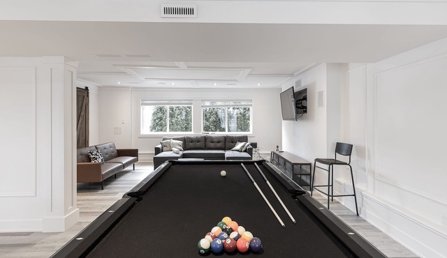Amazing Estate - w/ pool table & hot tub