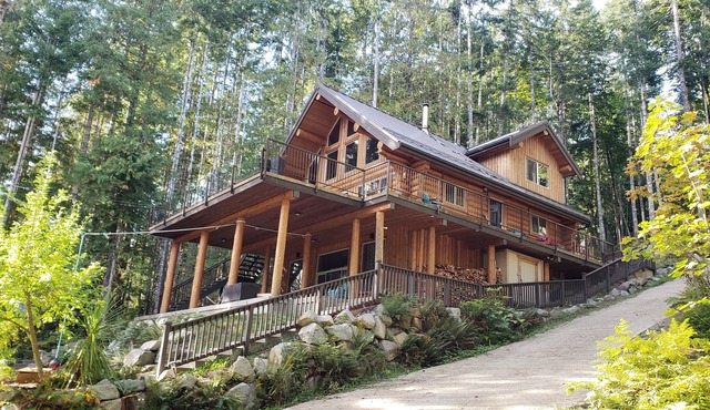 Amazing Lake Front Log Cabin on Sunny Sproat Lake
