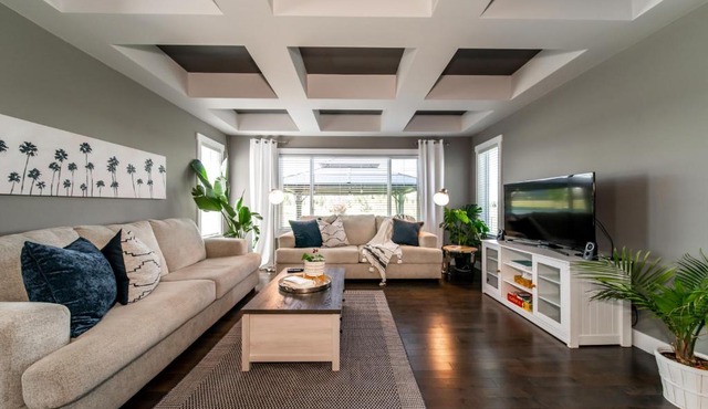 Amazing Luxe Home, AC, HUGE Yard, FirePit, Pet Friendly, Sleeps 10!