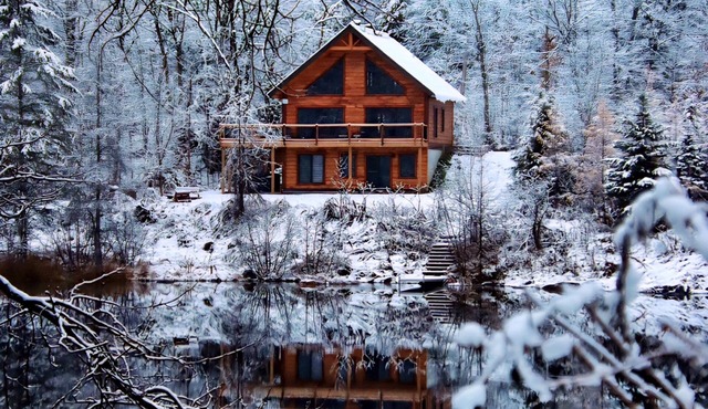 An enchanting wooden chalet for a relaxing stay in the heart of nature.
