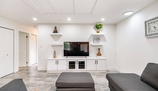 Antique and luxury finish home🏠 /4 mins drive to airport and and all amenities.