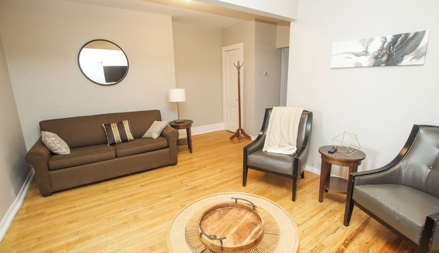 Apartment in the downtown area. Close to shopping and restaurants.