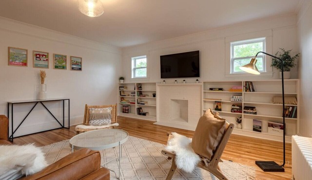 Apt 3 - Bright 2Bedroom Suite