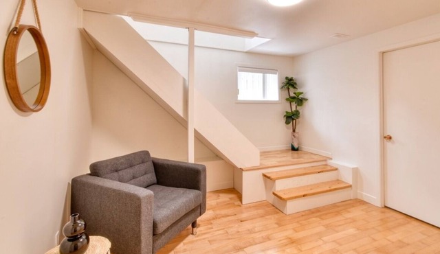 Apt sur 2 Étages + Stationnement à une rue de la Rivière St-charles