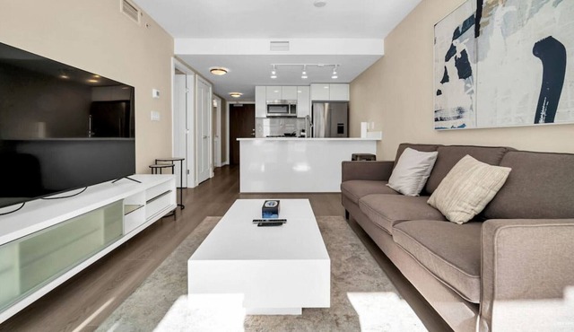 ARIES PALACE - LUXURY 2 BEDROOM SUITE w AC&Parking