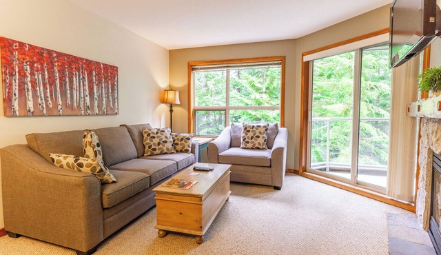 Aspens #328 Prime Ski-in Ski-out Location! Pool, Hot tubs, BBQ, sleeps 4