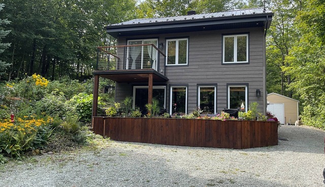 At the heart of winter activities in the Eastern Townships, Chalet cap du ruisseau awaits you!