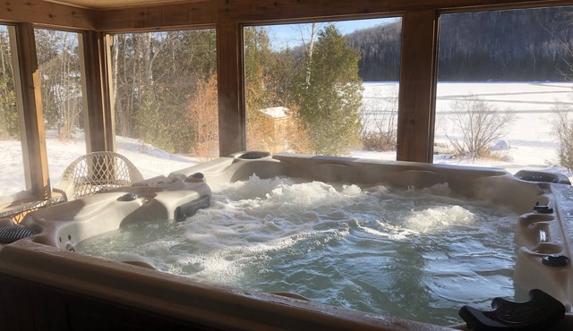 Au Bonheur du Lac Paré! Cozy Waterfront Cottage with Private Hot Tub (327842)