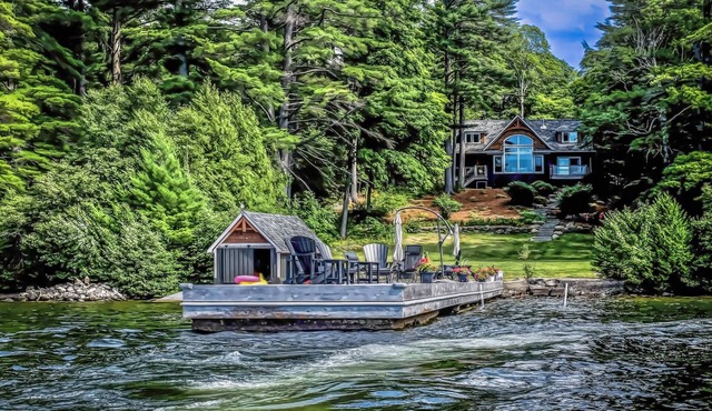 Award Winning View on Lake of Bays, 3 bdrm 3 bath 4 season cottage!