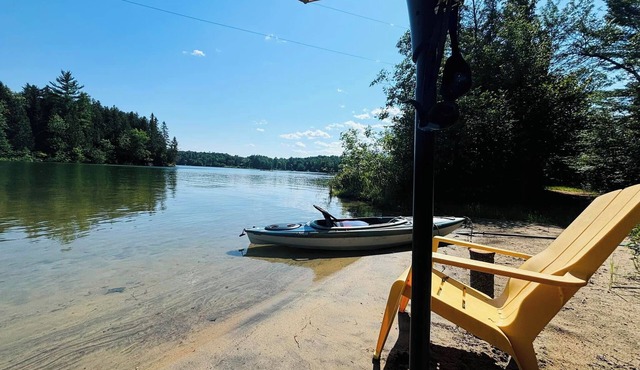 Beautiful Firefly Guest Chalet on Grand lac Rond with Access to Private Island !