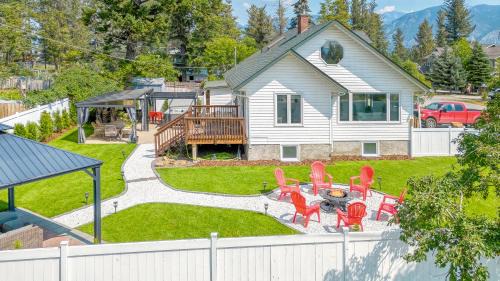 Backyard Oasis Hot Tub, BBQ, Outdoor Bar