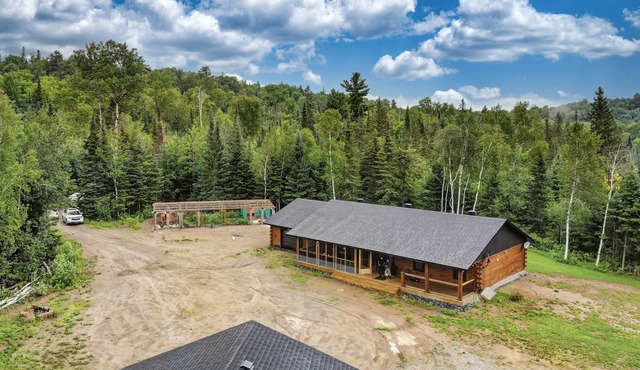 Bancroft Log Cottage , 30 Acres Forest. Spring is here! Trails minutes away