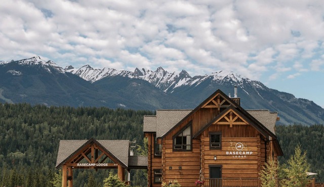 Basecamp Lodge Golden