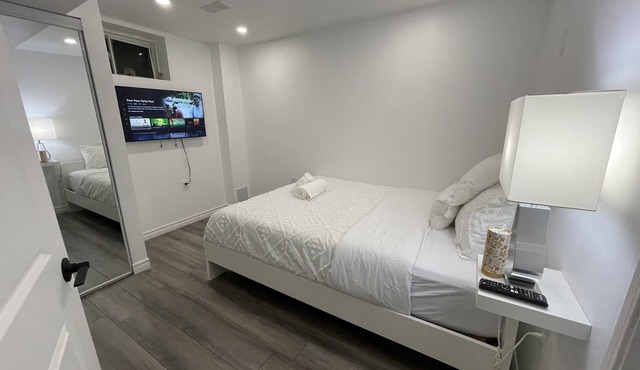 Basement 4 minutes from Centennial beach Barrie