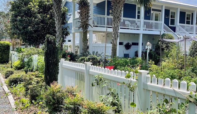 Beach Pkg/Private Garden Apt/Patio/Bikes/Beach Equip -SAVE On Parking & Rentals