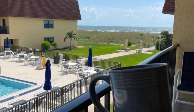 Beachfront with heated pool, 60 seconds to beach