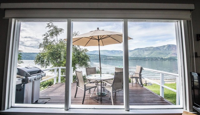 Beachy family cabin right on Shuswap Lake