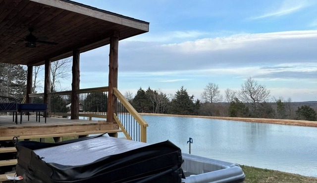 Bear Bottom Cabin! HUGE POND AND HOT TUB, KAYAKE, PADDLE BOAT, AND PADDLE BOARD!