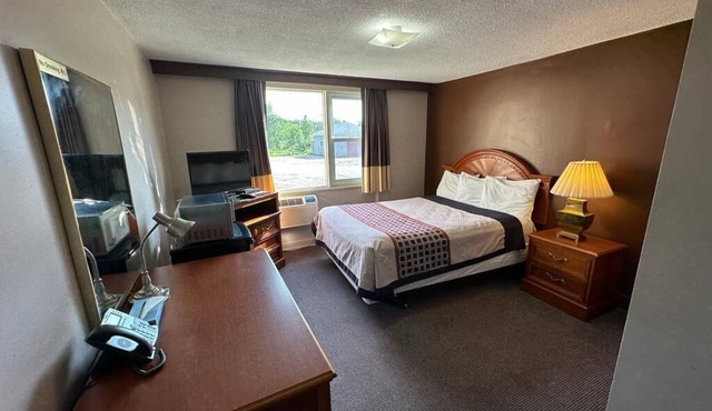Bears Den Lounge and Motel