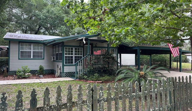 Beary Comfortable Cottage in Salt Springs