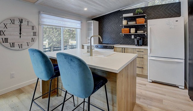 Beautifully fully renovated 3 bedroom lake front cottage