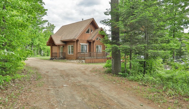 Beautiful log chalet w/a max capacity of 12 guests located 1hr from Mtl and Ott