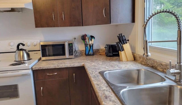 Beautiful 1 Bdrm Apartment - Close to Everything!