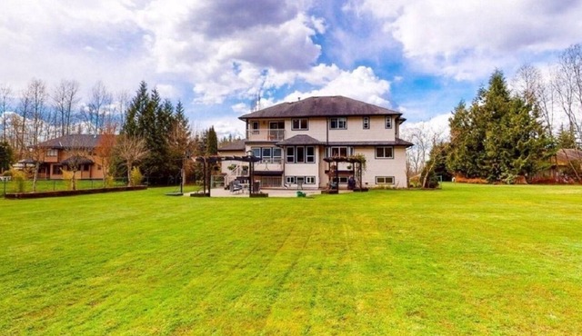 Beautiful 3-bedroom suite on 1 Acre