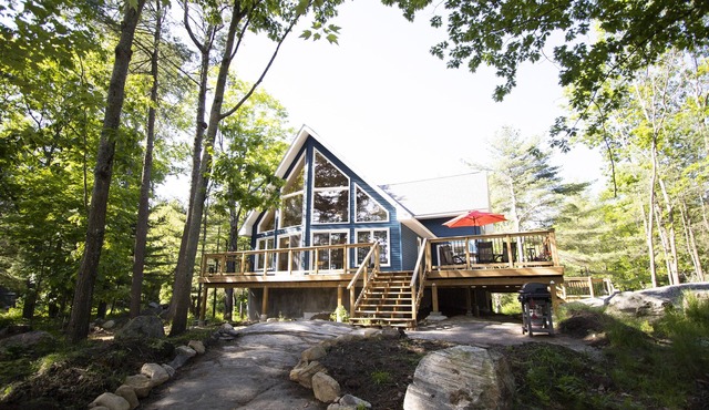 Beautiful 3 bedroom chalet like cottage on Lake Muskoka: family friendly
