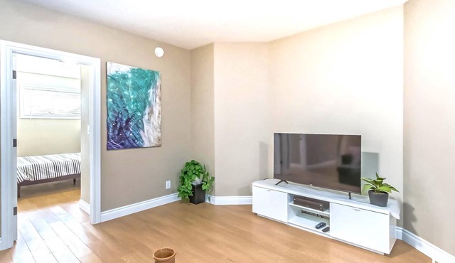 Beautiful 3BR, 4Beds Ravine Suite In Donsdale Near Henday, WEM, More Parking!
