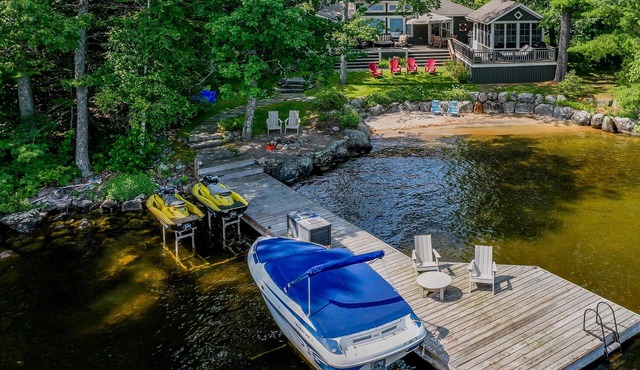 Beautiful 6 bed, 3 bath on Lake Muskoka, All Season! Sun all Day! Sand Beach!