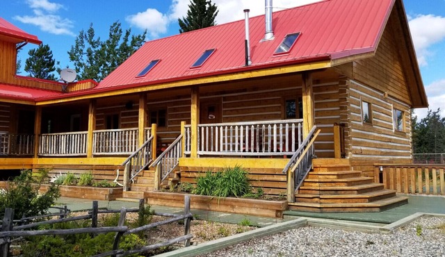 Beautiful and Comfortable Log Home with Mountain Views