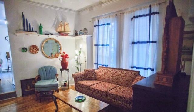Beautiful Antique furnished apartment next to the Lachine canal.Close to airport