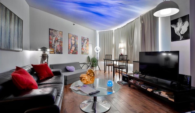 Beautiful APARTMENT - GORGEOUS VIEW of the city - 7 MINUTE WALK TO METRO - SELF CHECK IN