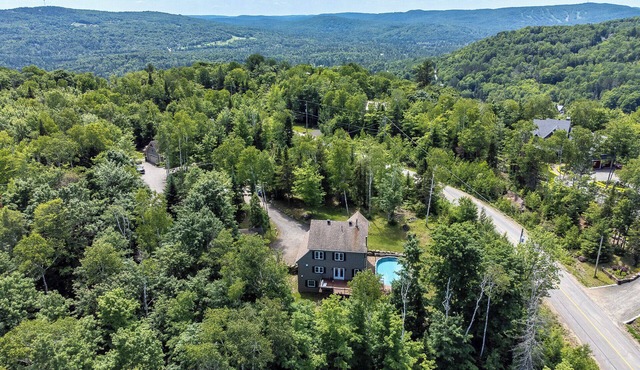 Beautiful Chalet located minutes away from ski hills