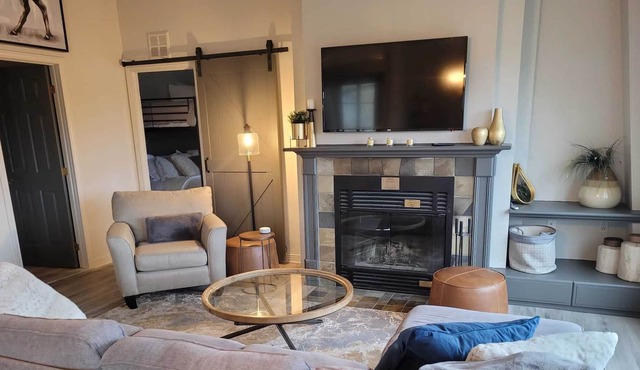 Beautiful, convenient 2bed condo; Heart of Tremblant village, ski-in/ski-out!