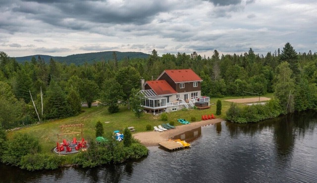 Beautiful cottage with fireplace and spa, on 60 acres of land