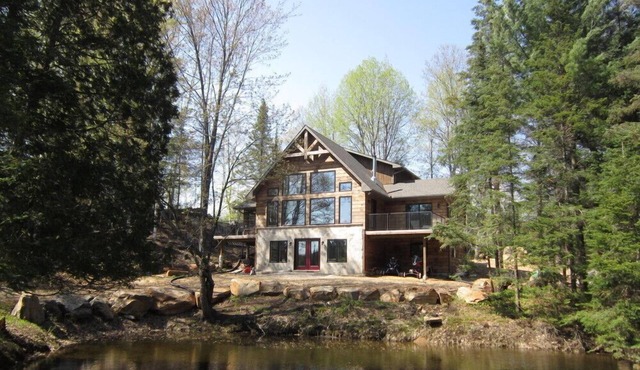Beautiful Family Cottage with Wood-fired Sauna Close to Algonquin Park