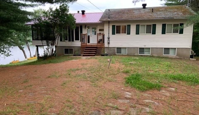 Beautiful Family Lakeside Cottage - 2 Floor, 6 Bedrooms (Lac Cayamant) Sleeps 17
