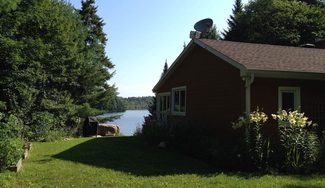 Beautiful lakefront cottage, 1 hour north of Montreal