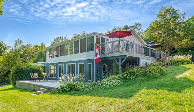 Beautiful Lakeside 3 Bedroom Cottage