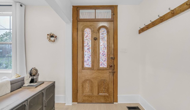 Beautiful Lakeside Haven: Your Dream Lakeside Gateway.