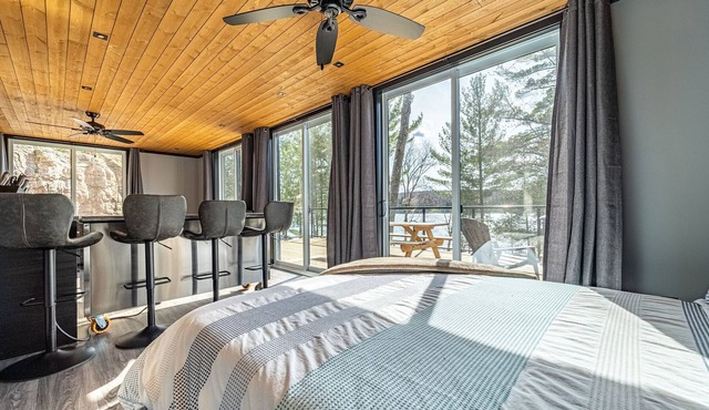 Beautiful Modern Bunkie on Boshkung Lake