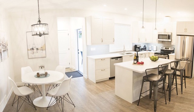 Beautiful, New, Luxurious 2 bedroom/2 Bath Carriage House