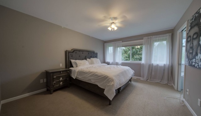 Beautiful private 4 bedroom home on acreage - King sized bed!
