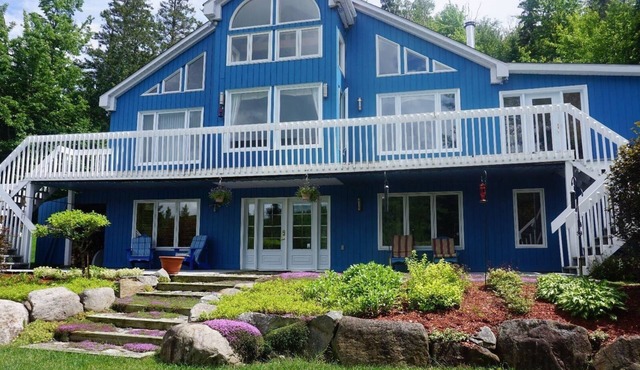 Beautiful view, hot tub, park, hiking , biking, privacy, pet friendly