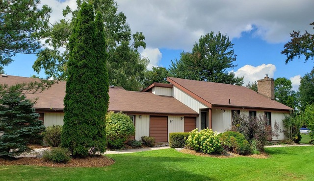 Beautiful Waterfront Cottage in Lagoon City